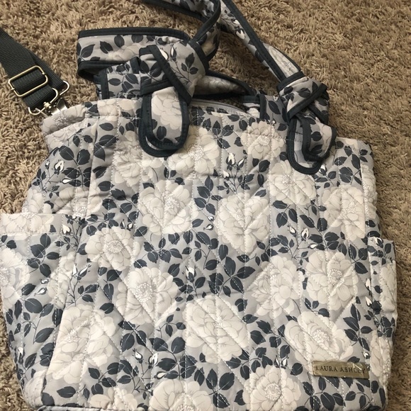 Laura Ashley quilted floral bag - Picture 2 of 7